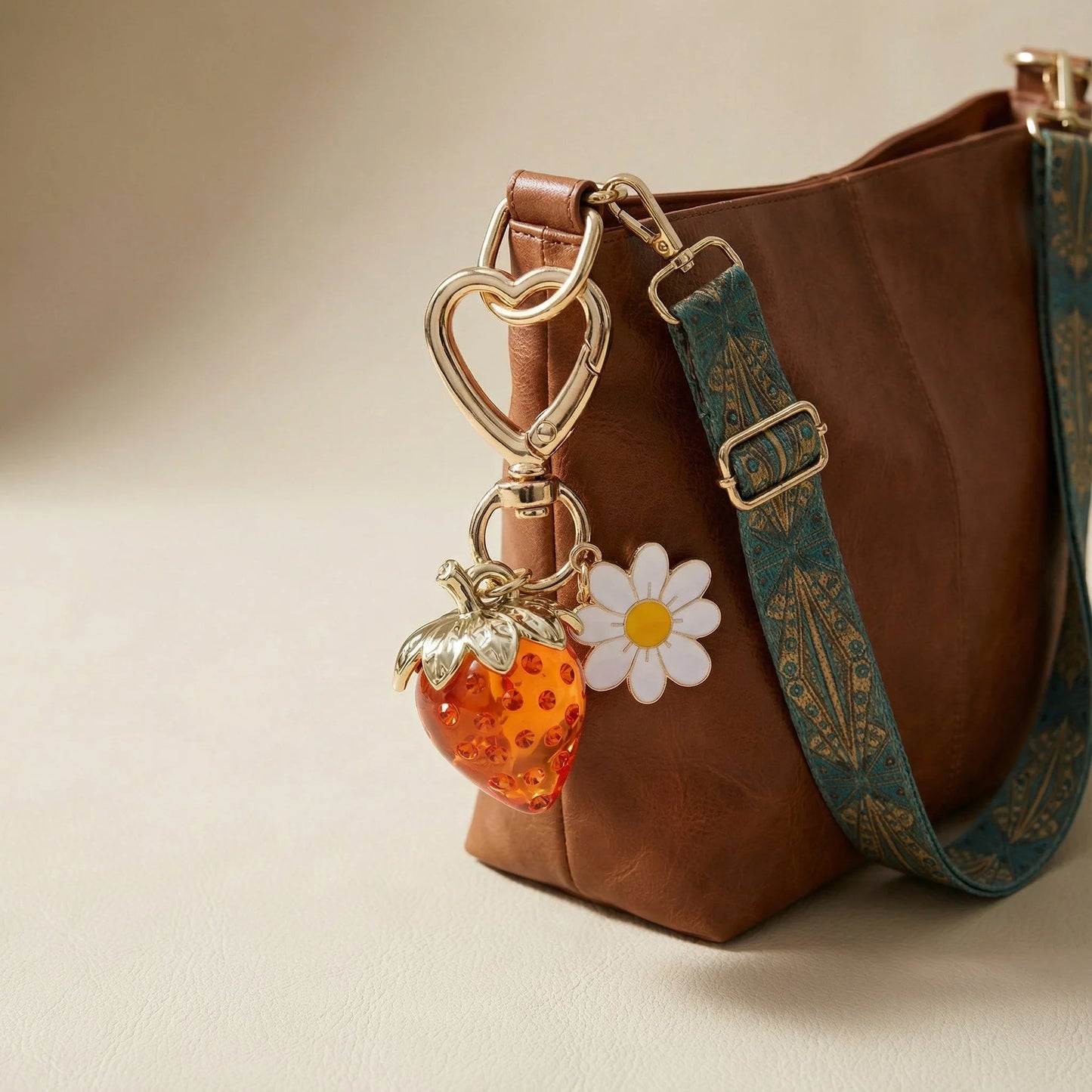 CHARM DAISY STRAWBERRY