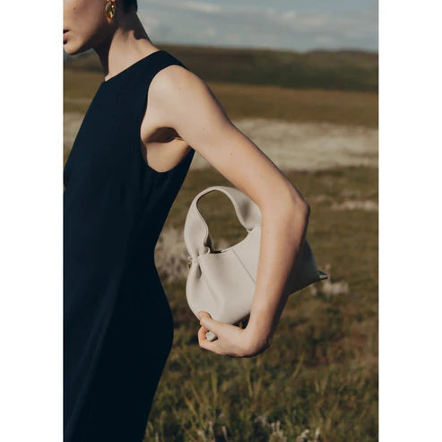 VEGA | BOLSO DE MANO MINIMALISTA
